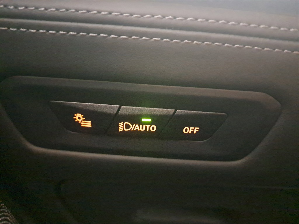 Vehicle image 21 of 34