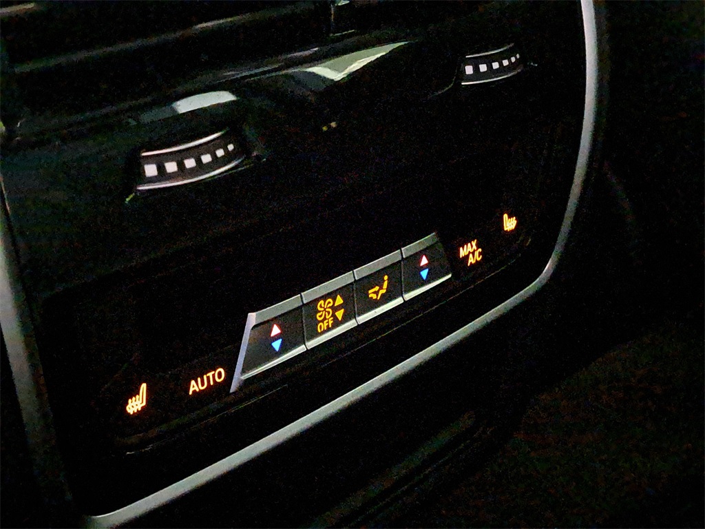 Vehicle image 33 of 34