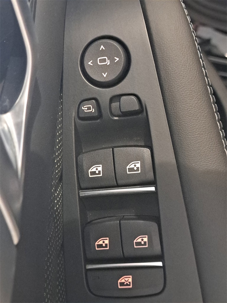 Vehicle image 23 of 34