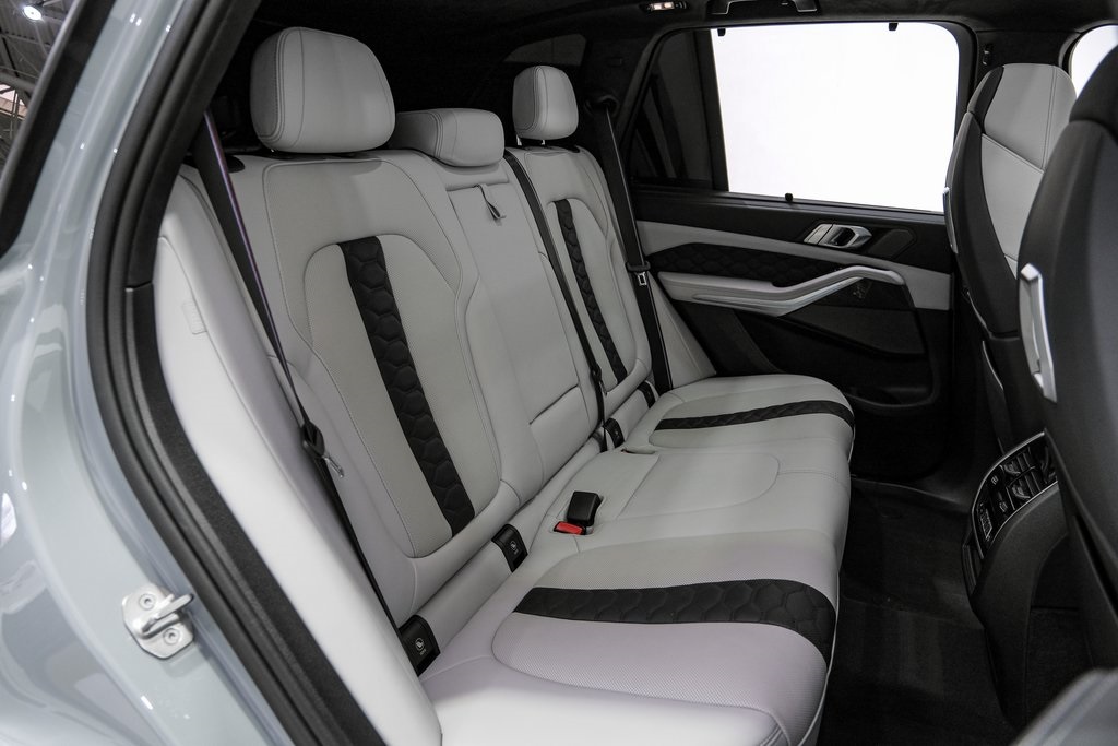 Vehicle image 37 of 62