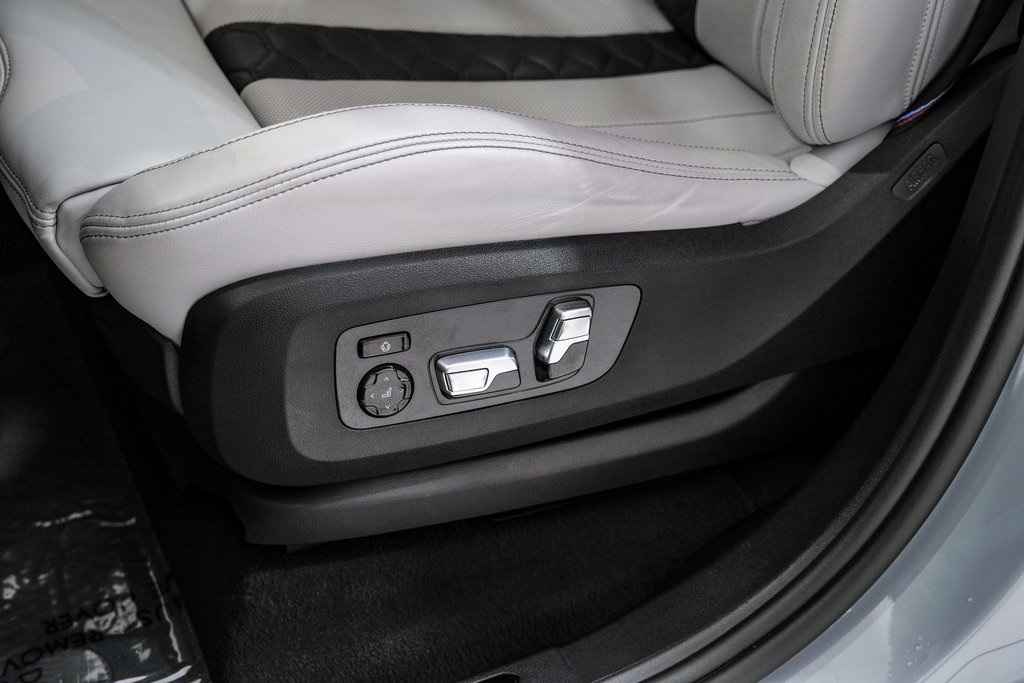 Vehicle image 34 of 62
