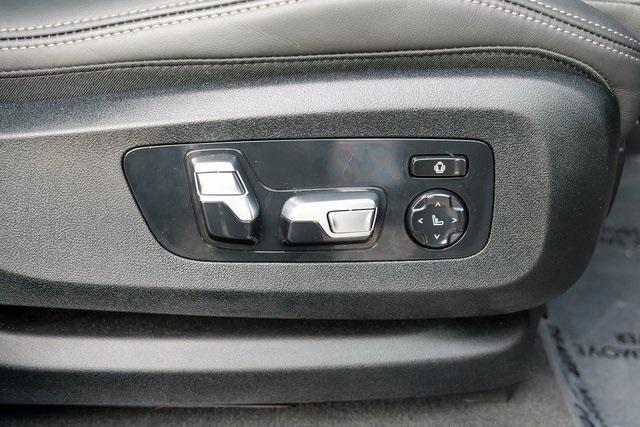Vehicle image 65 of 70