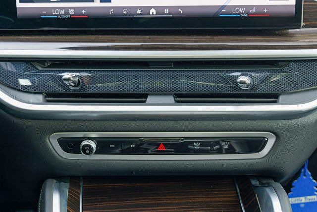 Vehicle image 66 of 70