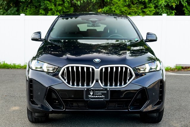 Vehicle image 2 of 70