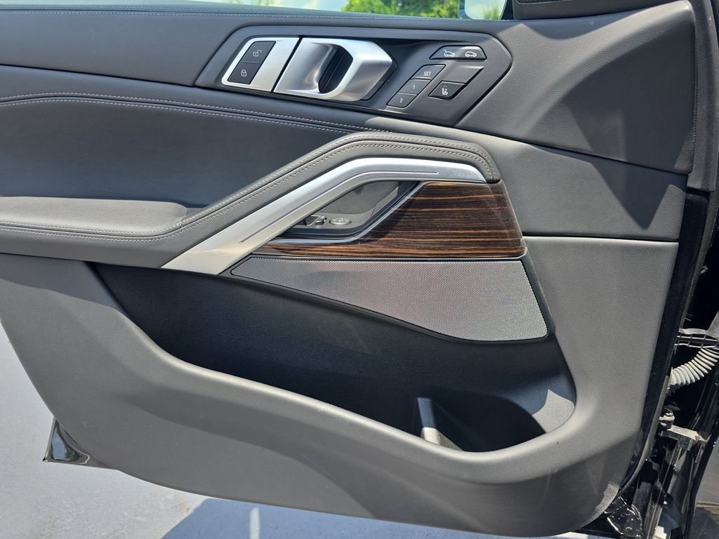 Vehicle image 26 of 40