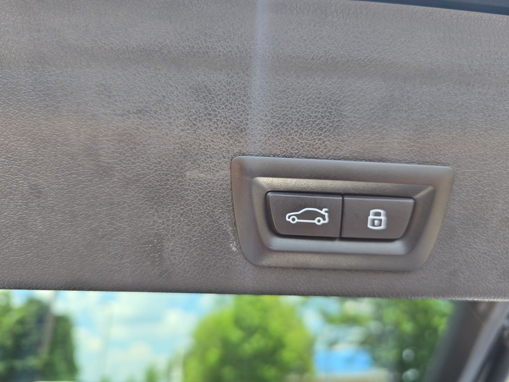 Vehicle image 28 of 40