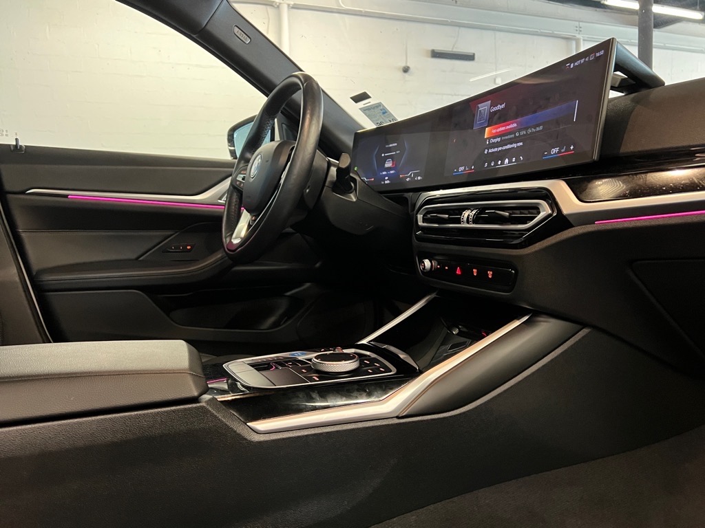 Vehicle image 14 of 25
