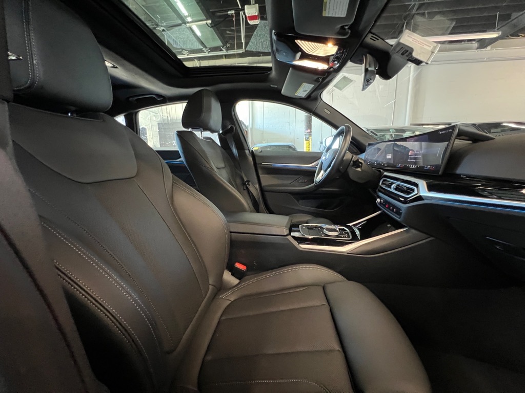Vehicle image 22 of 25