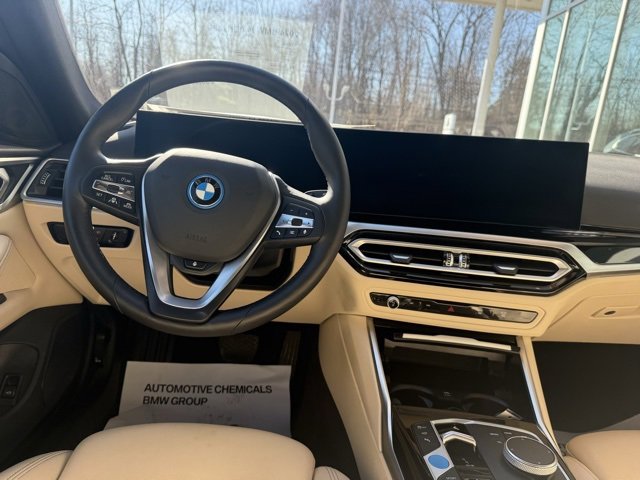 Vehicle image 12 of 15