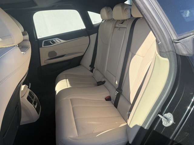 Vehicle image 11 of 15