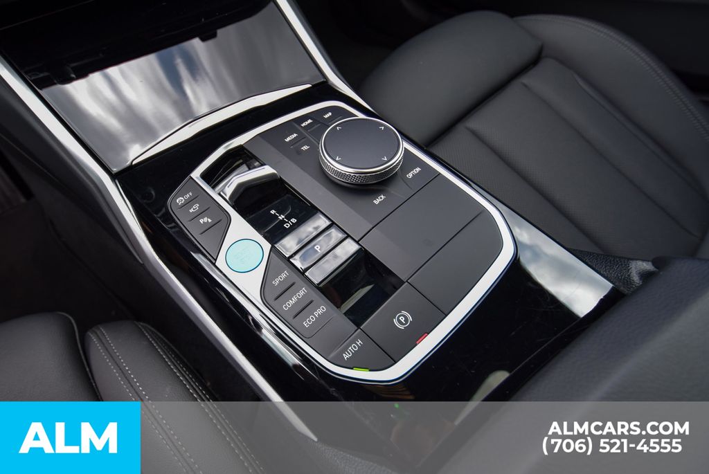 Vehicle image 33 of 68
