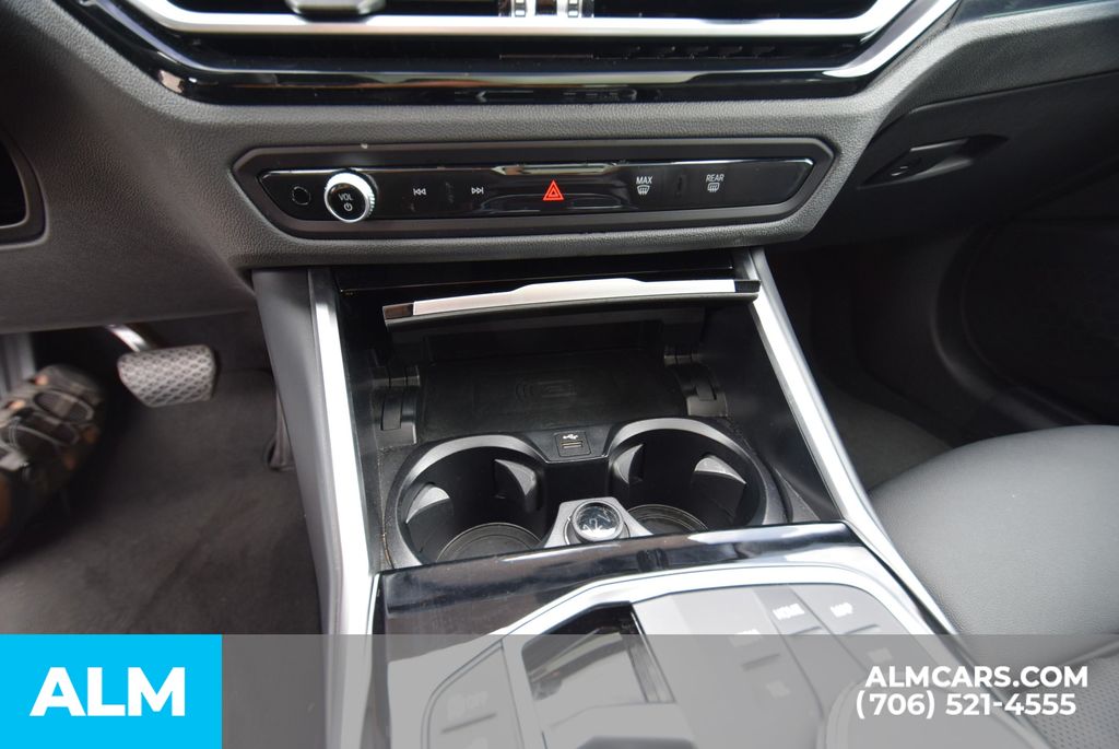 Vehicle image 32 of 68