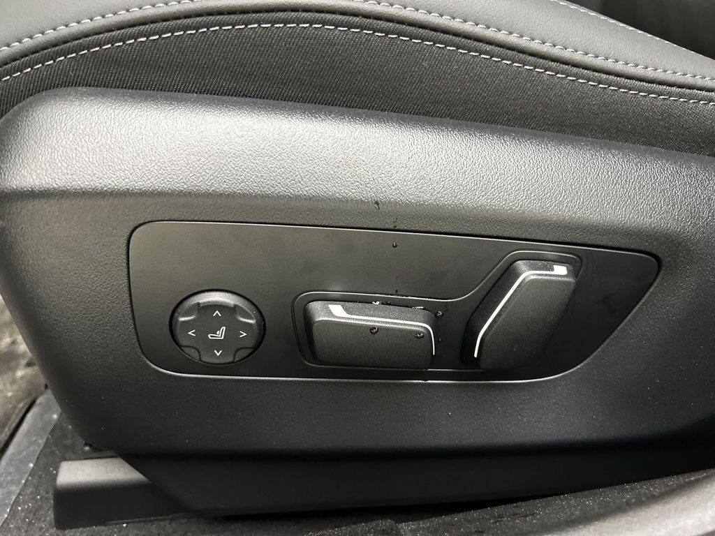 Vehicle image 13 of 29
