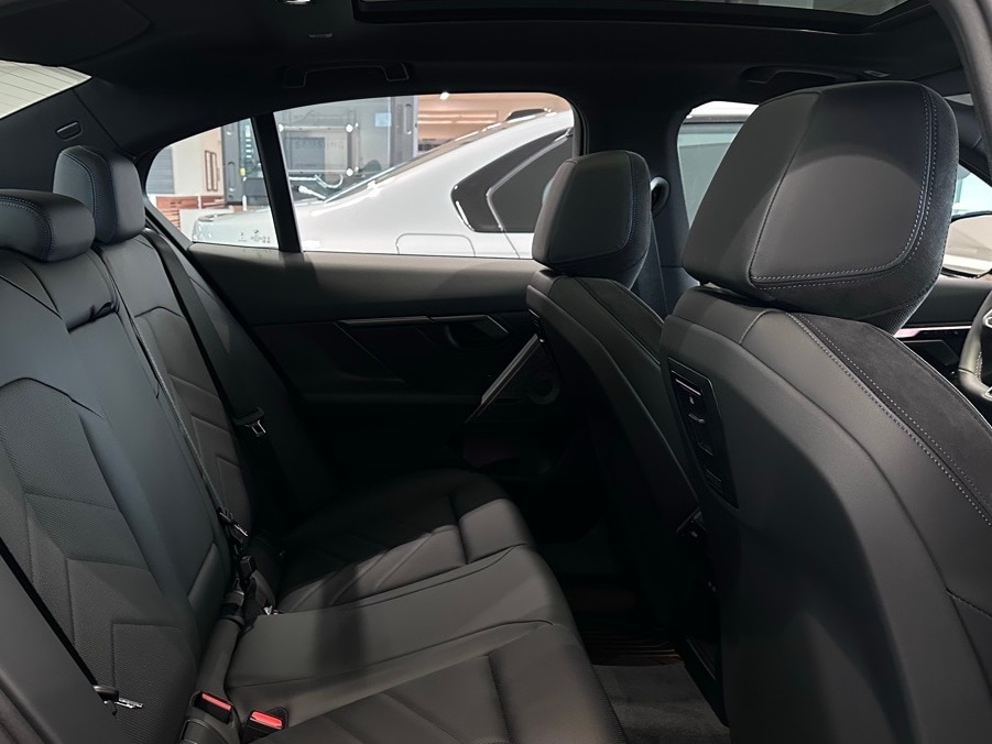 Vehicle image 33 of 38