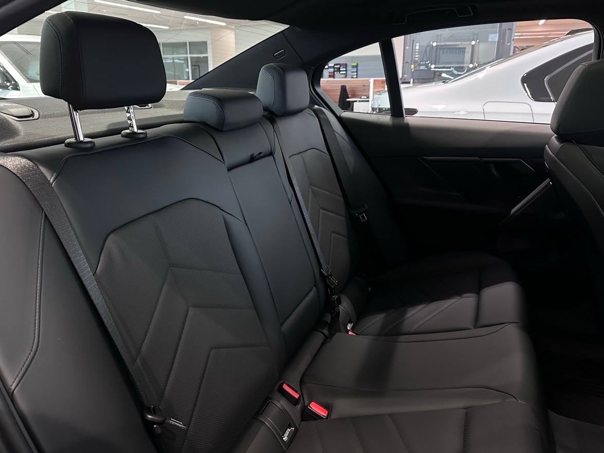 Vehicle image 34 of 38