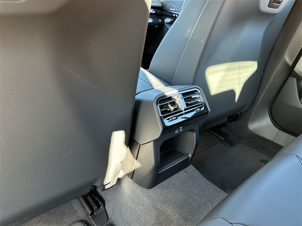Vehicle image 25 of 29