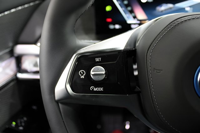Vehicle image 25 of 33