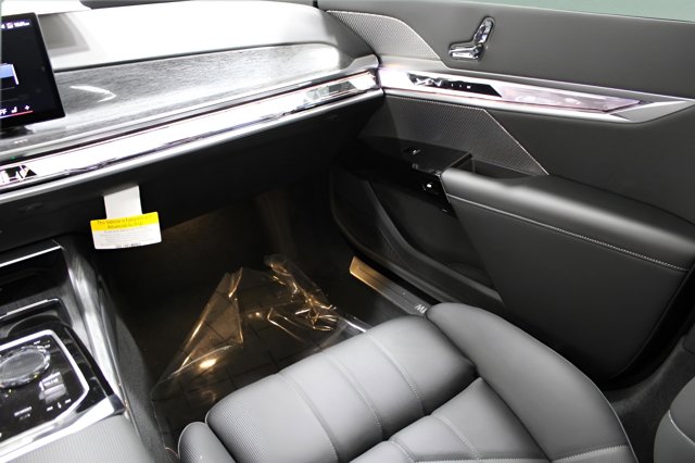 Vehicle image 31 of 33