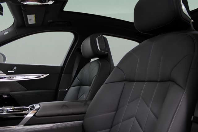 Vehicle image 9 of 33