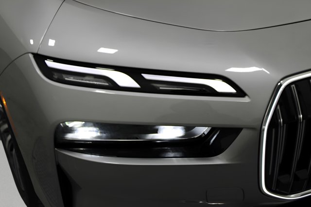 Vehicle image 21 of 33