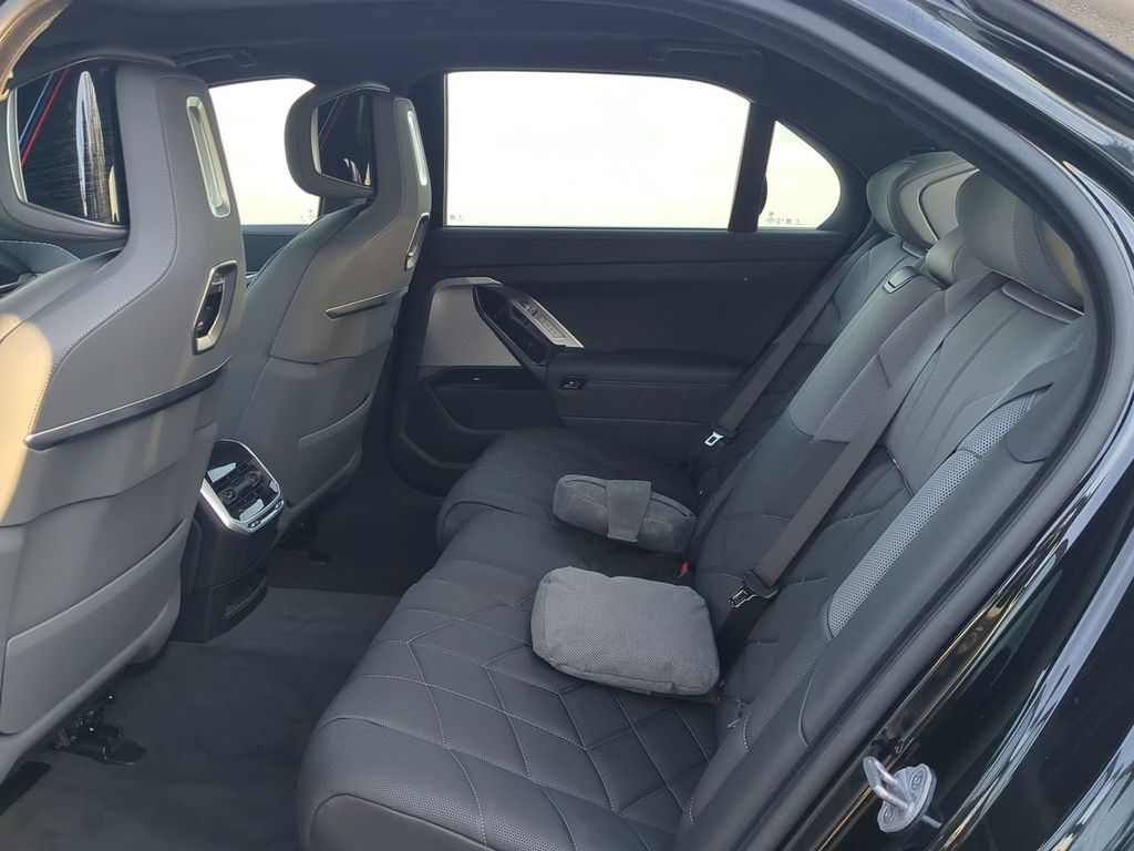 2024 BMW i7 xDrive60 Image 11 of 30