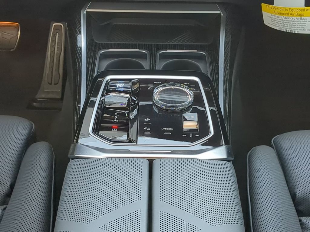 2024 BMW i7 xDrive60 Image 20 of 30