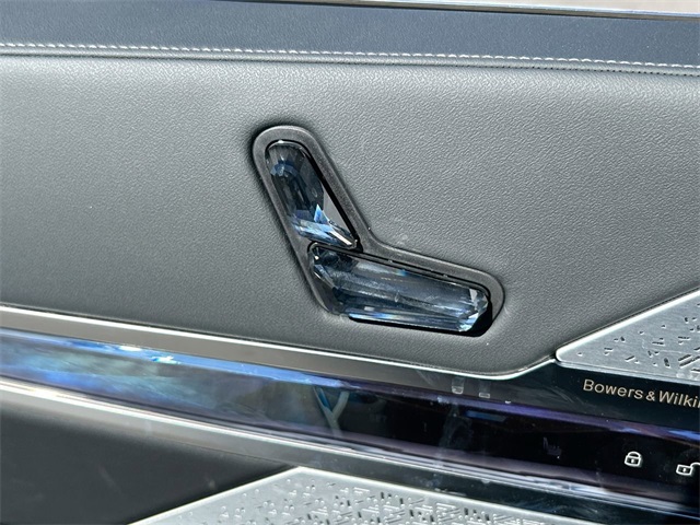 Vehicle image 22 of 34