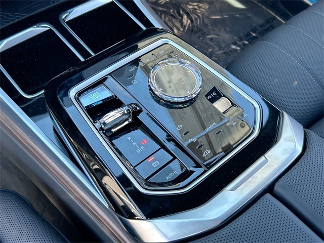 Vehicle image 31 of 34
