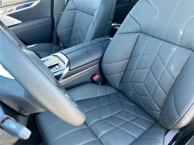 Vehicle image 21 of 34