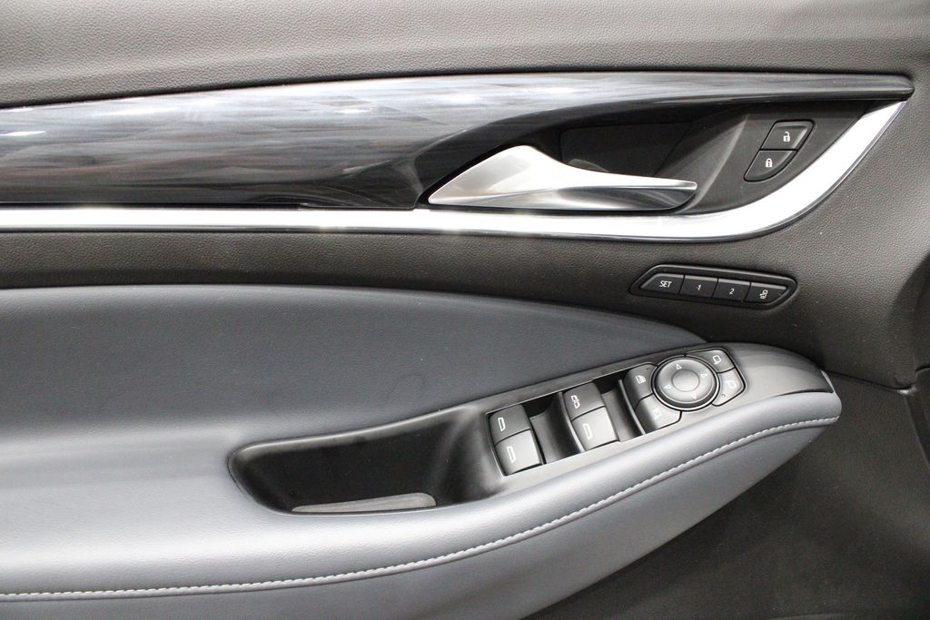Vehicle image 32 of 49