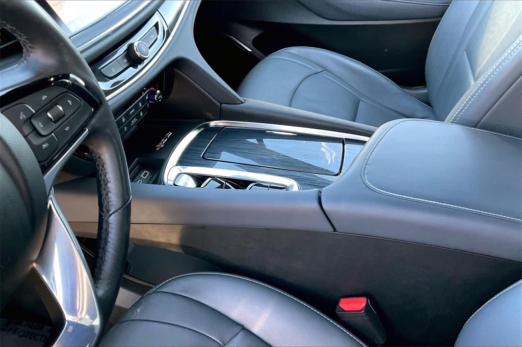 Vehicle image 17 of 33