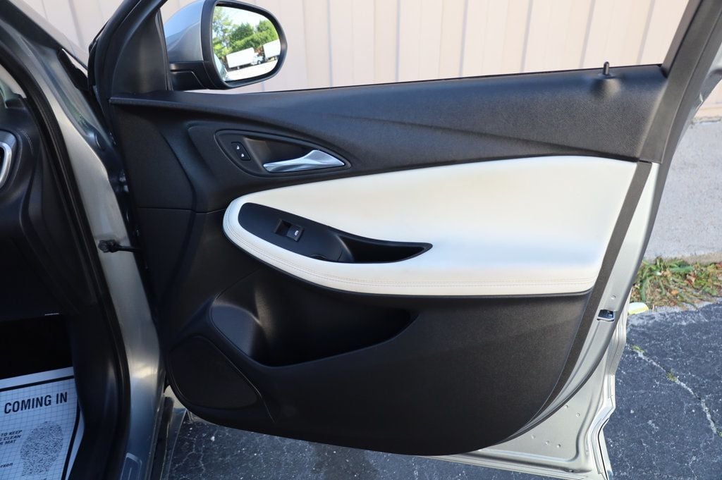 Vehicle image 25 of 42