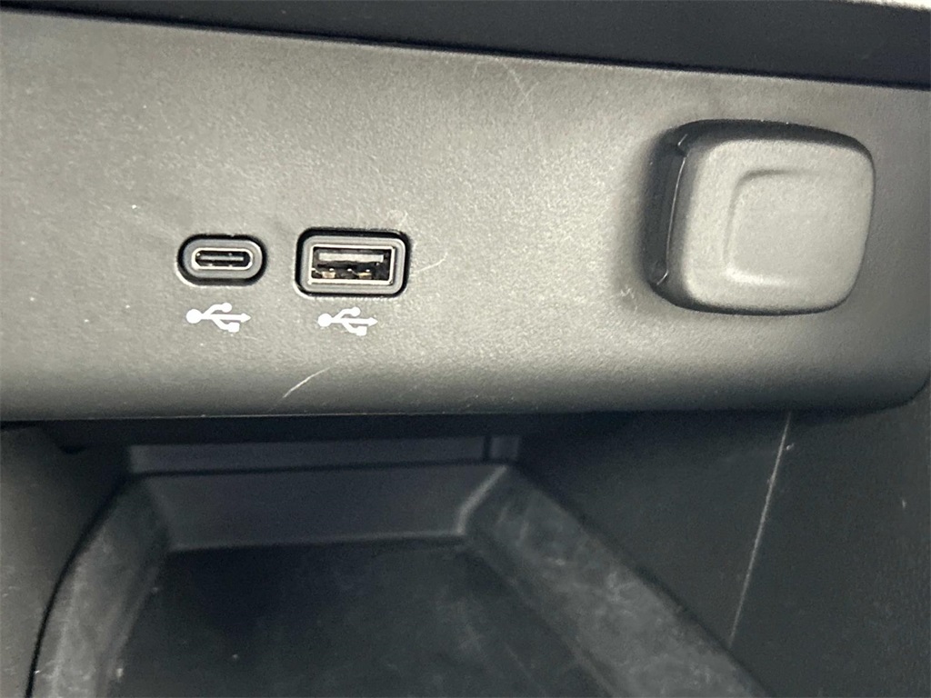 Vehicle image 35 of 39