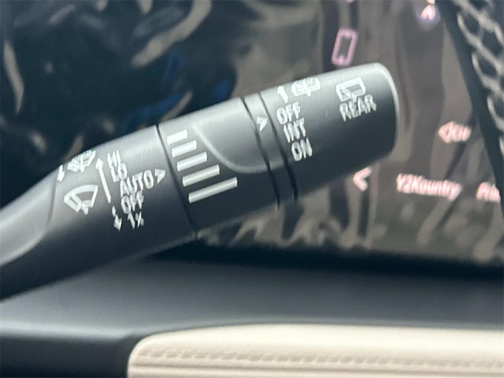 Vehicle image 33 of 39