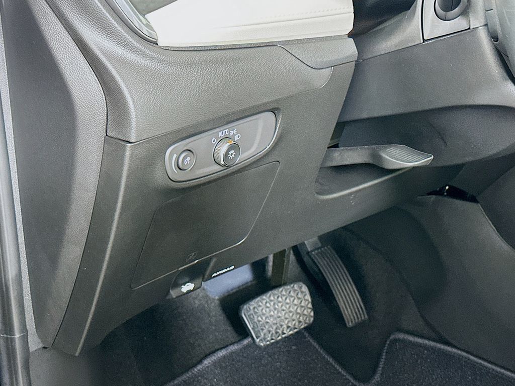 Vehicle image 12 of 30