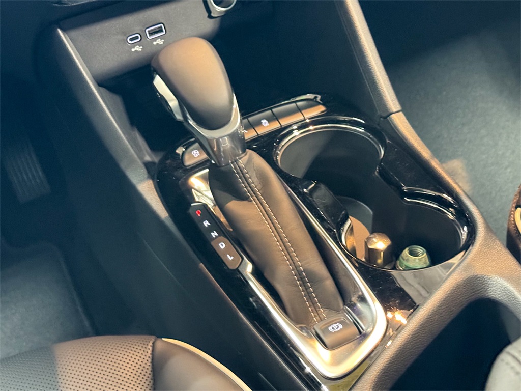 Vehicle image 27 of 44