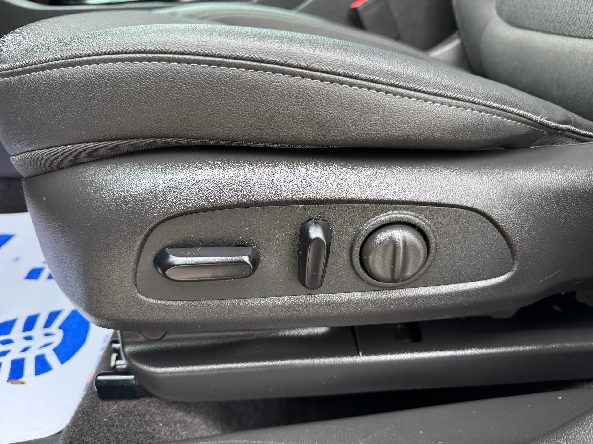 Vehicle image 26 of 30