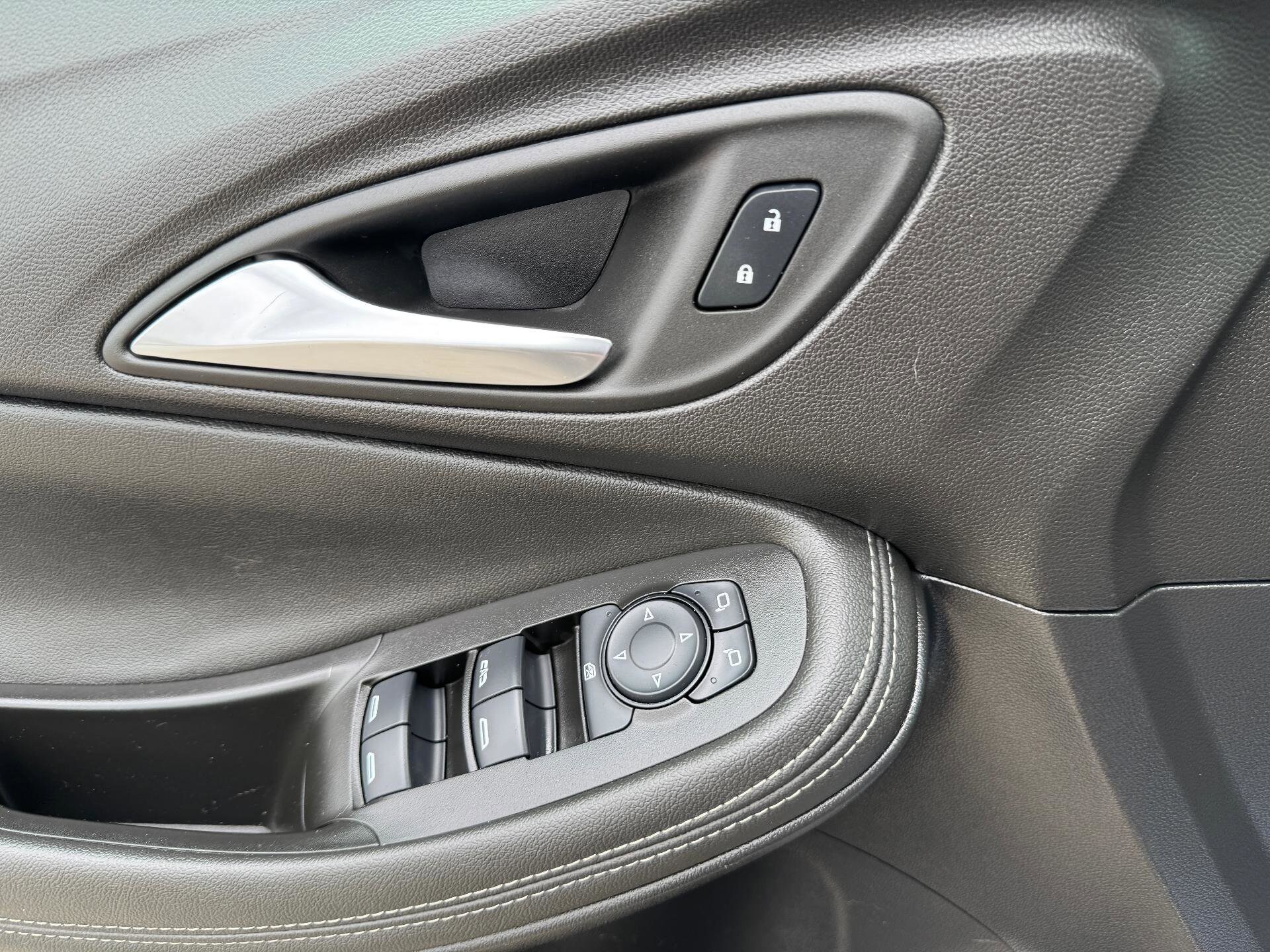 Vehicle image 25 of 30