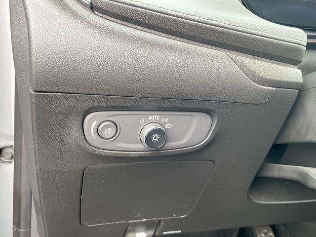 Vehicle image 17 of 33