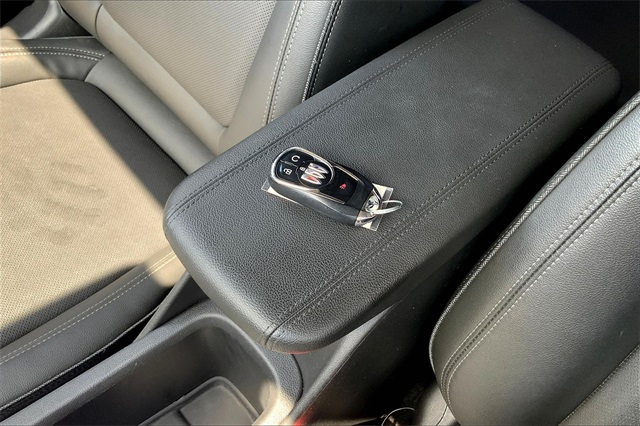 Vehicle image 27 of 33