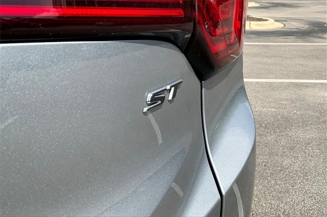 Vehicle image 31 of 33