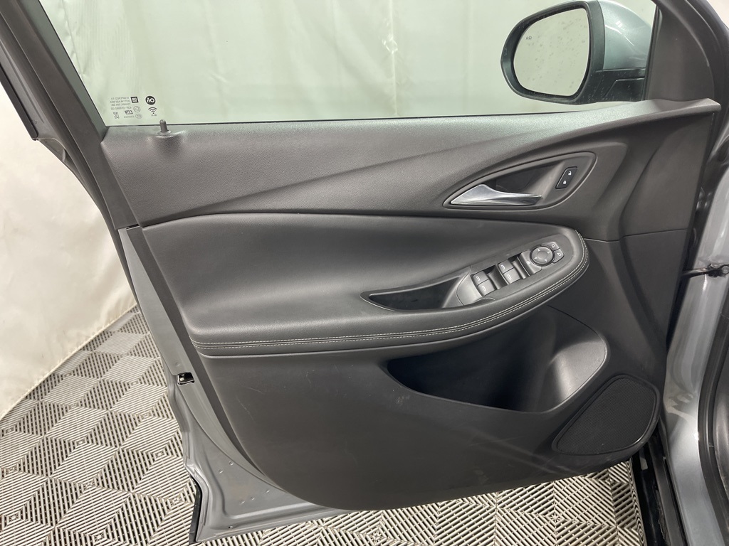 Vehicle image 21 of 34