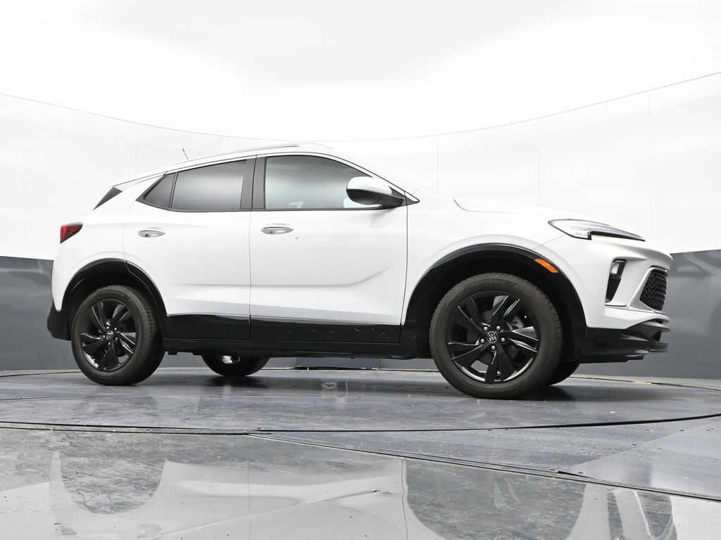 Vehicle image 10 of 32