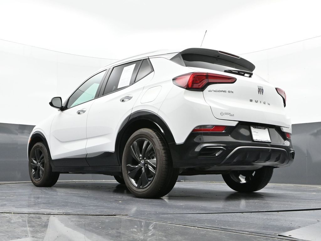 Vehicle image 25 of 32