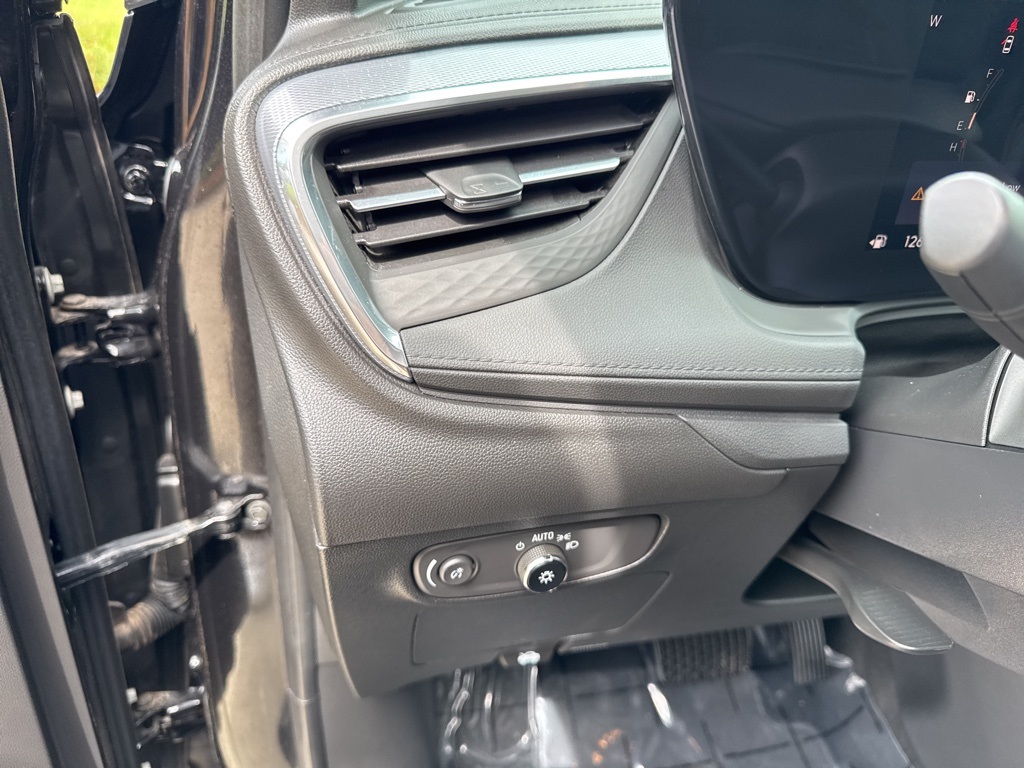 Vehicle image 21 of 33