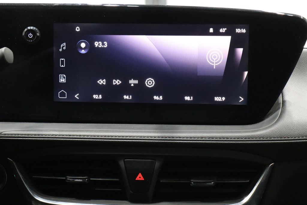 Vehicle image 23 of 33