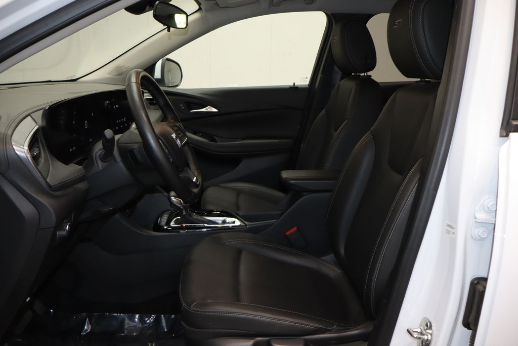 Vehicle image 8 of 33