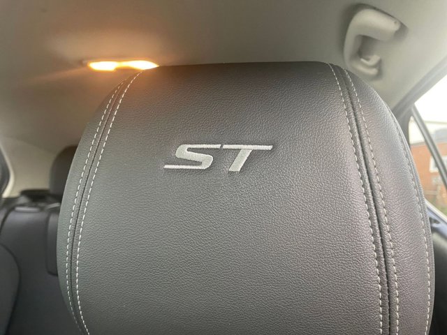 Vehicle image 32 of 45