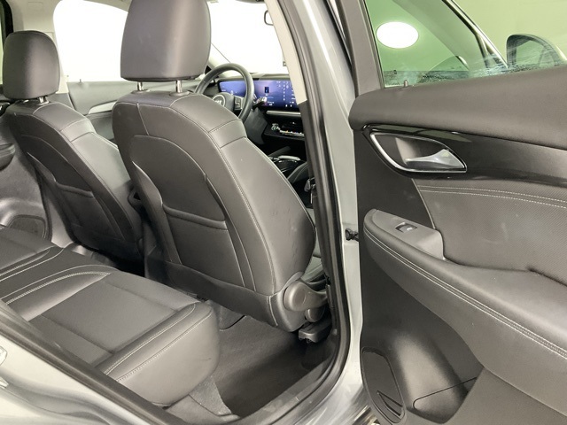 Vehicle image 10 of 24