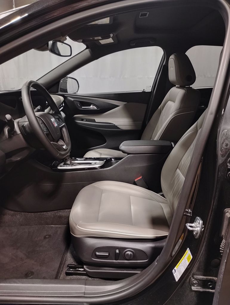 Vehicle image 10 of 44